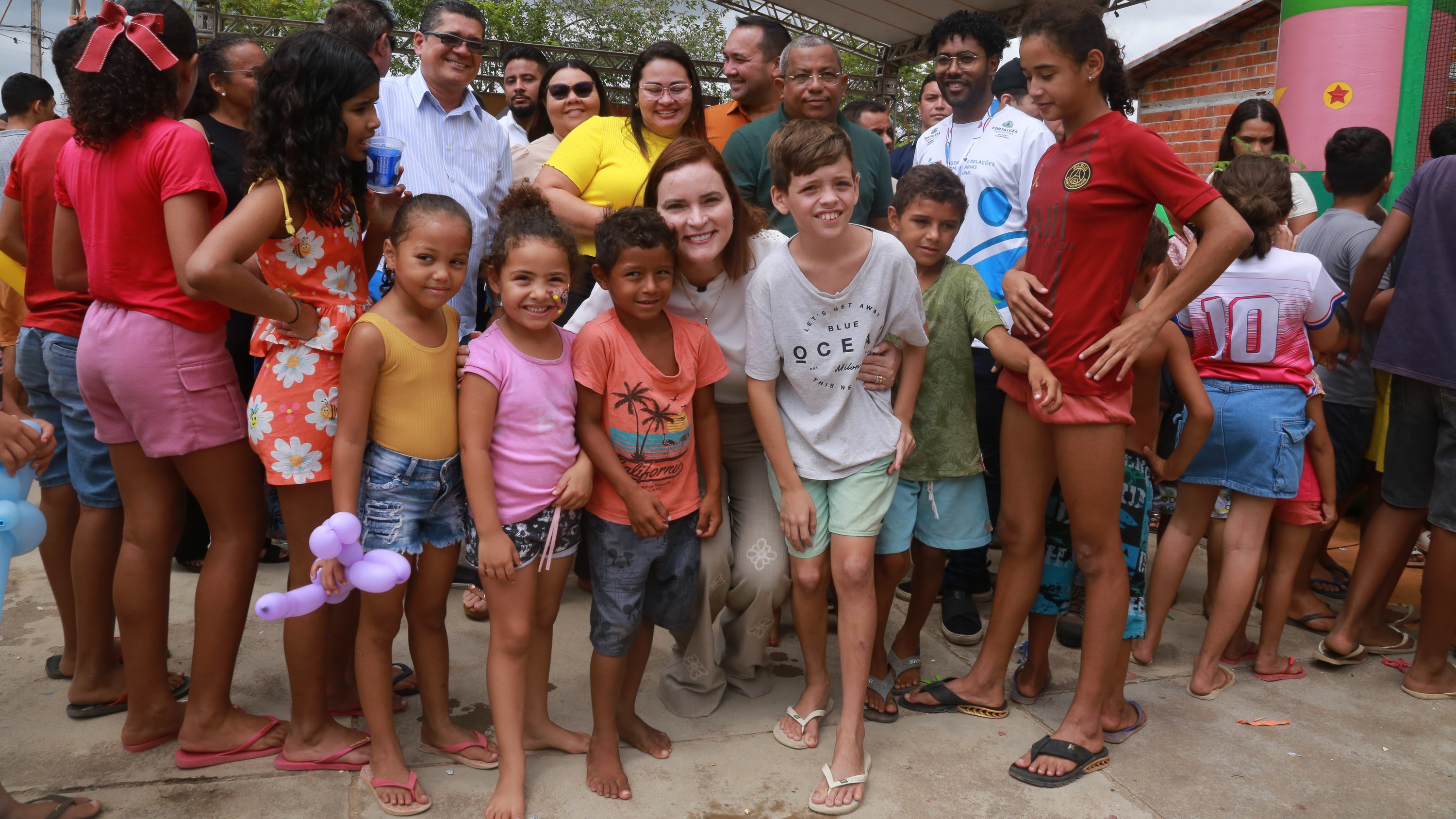 grupo de pessoas posa para a foto